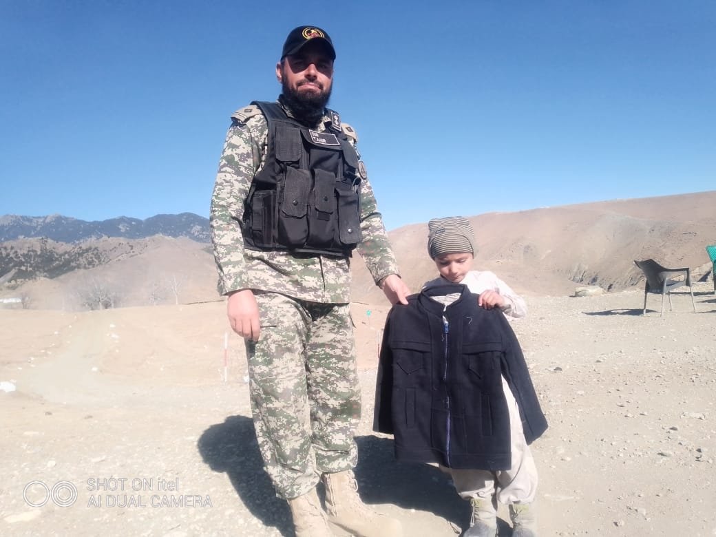 factcheckkpgovt's tweet image. 🇵🇰 Security forces&apos; ⚔️ back-to-back welfare activities for people of the Newly Merged Districts (#NMDs)👇🏿 👏🏿🙌🏿

In these harsh winters, the security forces distributed warm clothes to the locals &amp;amp; children in the #BadarValley of the #SouthWaziristan district to keep them warm.