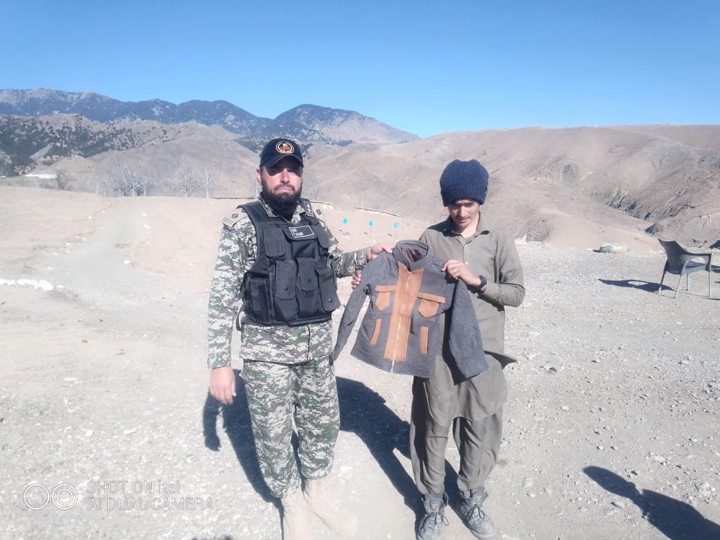 factcheckkpgovt's tweet image. 🇵🇰 Security forces&apos; ⚔️ back-to-back welfare activities for people of the Newly Merged Districts (#NMDs)👇🏿 👏🏿🙌🏿

In these harsh winters, the security forces distributed warm clothes to the locals &amp;amp; children in the #BadarValley of the #SouthWaziristan district to keep them warm.