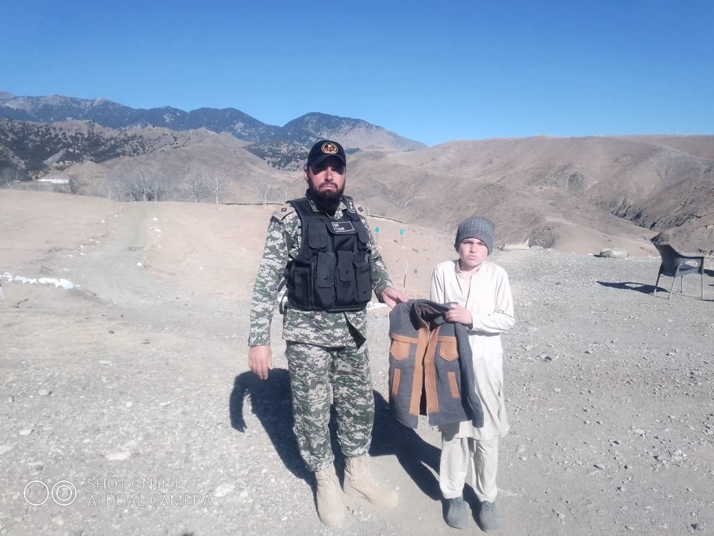 factcheckkpgovt's tweet image. 🇵🇰 Security forces&apos; ⚔️ back-to-back welfare activities for people of the Newly Merged Districts (#NMDs)👇🏿 👏🏿🙌🏿

In these harsh winters, the security forces distributed warm clothes to the locals &amp;amp; children in the #BadarValley of the #SouthWaziristan district to keep them warm.