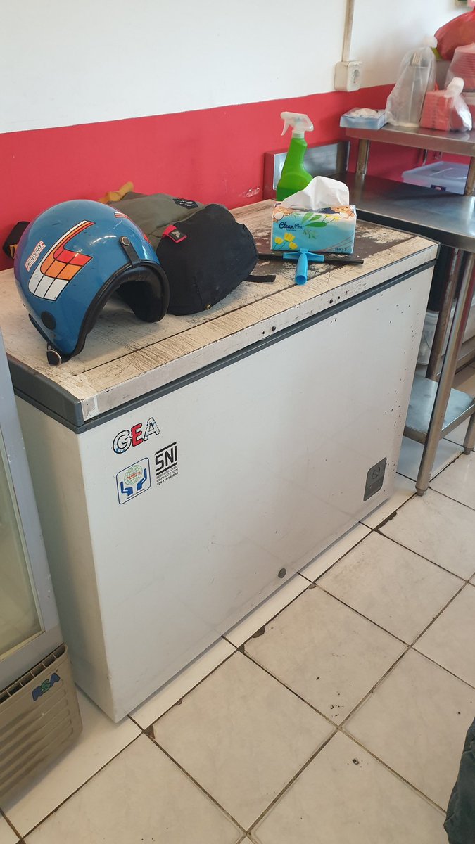 JawaraLIGINA95's tweet photo. Bekas outlet Burger tutup, Ada barang2 sekenannya 1 unit freezer, 1 unit chiller showcase, 1 unit mini chiller showcase, 1 unit gas griddle, 3 set maja kursi cafe. Kondisi nyala semua, aman. Mau DIJUAL borongan atau satuan, brg di Blok M - Jkt. DM aja we yah. #beberes https://t.co/DRpD9tu3ut