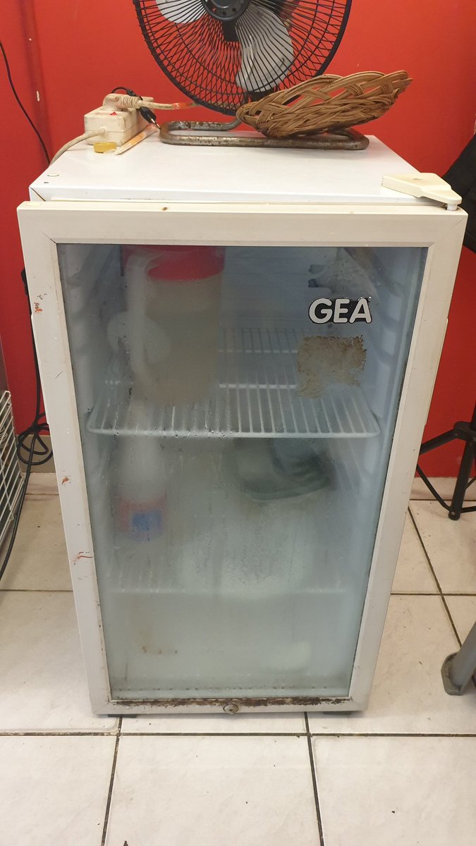 JawaraLIGINA95's tweet photo. Bekas outlet Burger tutup, Ada barang2 sekenannya 1 unit freezer, 1 unit chiller showcase, 1 unit mini chiller showcase, 1 unit gas griddle, 3 set maja kursi cafe. Kondisi nyala semua, aman. Mau DIJUAL borongan atau satuan, brg di Blok M - Jkt. DM aja we yah. #beberes https://t.co/DRpD9tu3ut