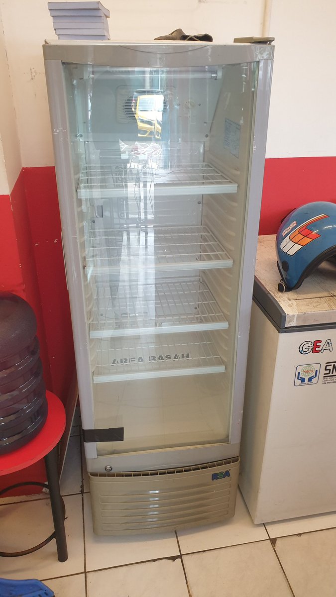 JawaraLIGINA95's tweet photo. Bekas outlet Burger tutup, Ada barang2 sekenannya 1 unit freezer, 1 unit chiller showcase, 1 unit mini chiller showcase, 1 unit gas griddle, 3 set maja kursi cafe. Kondisi nyala semua, aman. Mau DIJUAL borongan atau satuan, brg di Blok M - Jkt. DM aja we yah. #beberes https://t.co/DRpD9tu3ut