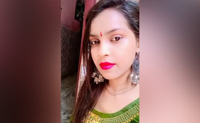 इस बिटिया को 8 किलोमीटर तक भाजपा नेता मनोज मित्तल ने अपनी गाड़ी से घसीटा। लड़की के शरीर पर मांस नहीं बचा। शरीर से गर्दन, हाथ, पैर अलग था। ऐसे दरिंदे पर <a href="/LtGovDelhi/">LG Delhi</a> ने साधारण दुर्घटना का केस लगवाया है, क्यों की आरोपी भाजपा नेता है। क्या चल रहा है ये सब?

तस्वीर– NDTV