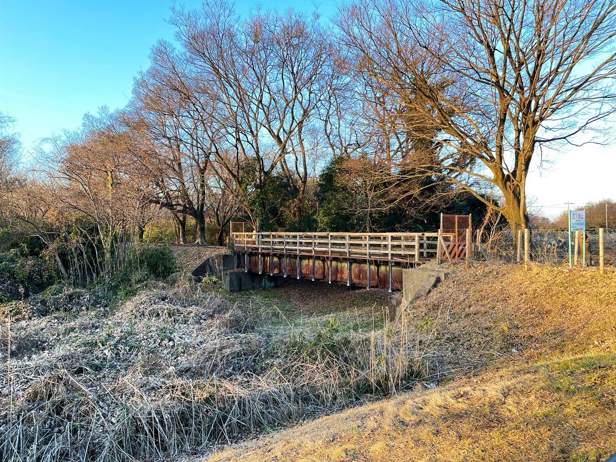 railwayline's tweet photo. 八瀬大橋上からと池辺用水橋梁📷

特に大きな動きも無く2022を終えました。自民党川越市議団の市政報告には「西武安比奈線廃線敷の道路化推進」の記載があったので、少しづつ動きはあるみたいです。

撮影日 2023/01/02

#安比奈線 #西武安比奈線 #廃線 #廃線路 https://t.co/8ymXTilFxo