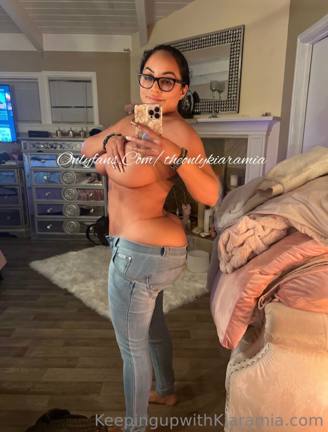 Kiara Mia on X: Big booty problems! 👖 t.coOIuniWKEJC  X