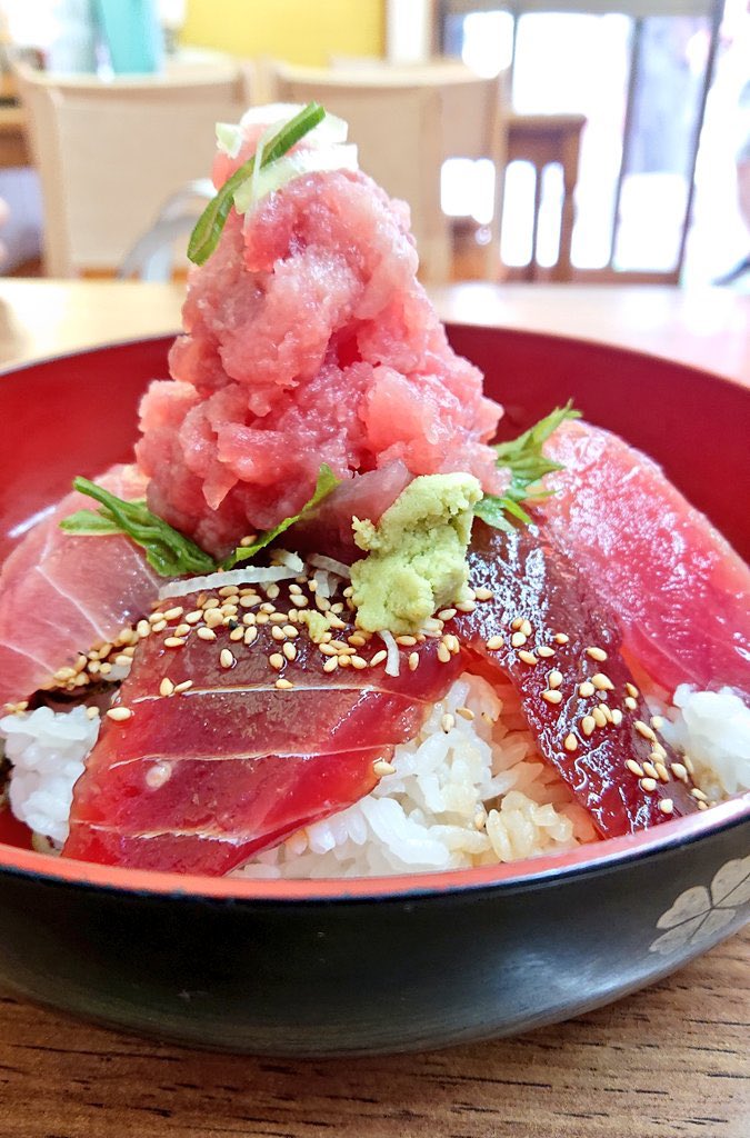anpon0604's tweet photo. 正月退屈で、城ヶ島にツーリング🏍
初詣の交通規制で帰りは混んでた🥹
マグロのカマと付け合せの大根、マグロ丼！

マグロ丼は撮る前に箸つけちゃったから転載です😆 https://t.co/zb2ioBkMv2