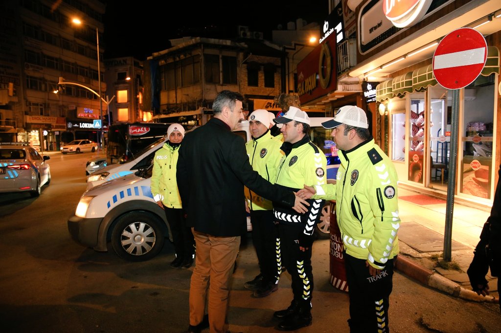 odakgazete's tweet photo. Geceyi sahada geçirdi… https://t.co/MANosx10id #odakgazetesi #afyon #alitemiz #erenler #yılbaşı #millibirlikcaddesi #emniyet https://t.co/Db5G0WmfNJ