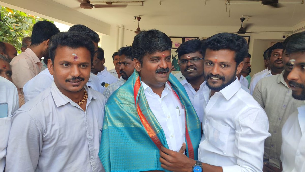 Ashok_VML's tweet photo. இன்று தலைவனை சந்தித்து புத்தாண்டு வாழ்த்துக்கள் தெரிவித்த மகிழ்ச்சியான தருணம்🙏🥰✌️ https://t.co/JswwvEW5vZ