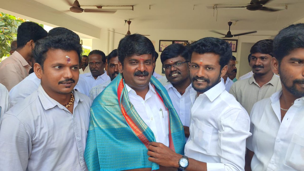 Ashok_VML's tweet photo. இன்று தலைவனை சந்தித்து புத்தாண்டு வாழ்த்துக்கள் தெரிவித்த மகிழ்ச்சியான தருணம்🙏🥰✌️ https://t.co/JswwvEW5vZ