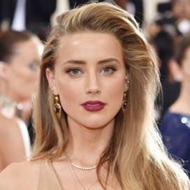 SantaDecides's tweet photo. Yes I gave Amber Heard coal. https://t.co/BwPage0tCn