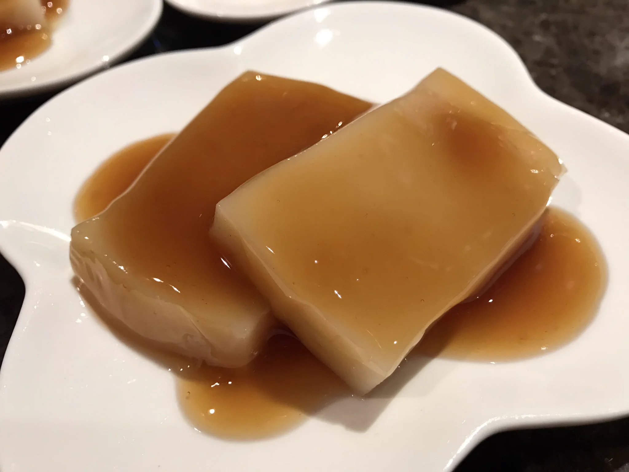 角餅でやってみた。うまーーー
うちの場合、お餅のレンジ加熱時間は30秒多めの、４個で1分半でokな感じ。
みたらし団子が大好きなのに、今までこれをやらなかった自分を恨む😛
(カロリー抑えるためにバターは省略した)  