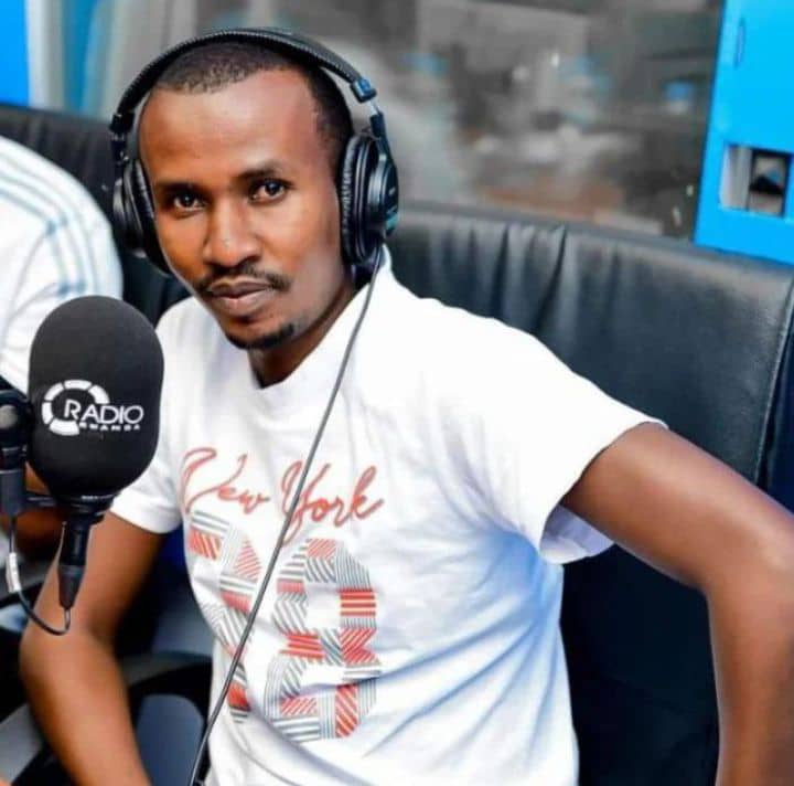 rusiziradio's tweet photo. Ndizeye Joseph ni Umunyamakuru wa siporo ubimazemo igihe. Mugiye kujya mumwumva kuri @rusiziradio hamwe na Niyigena Isaacar kugira ngo barusheho kubagererayo muri Siporo.
Tumuhaye ikaze. @espoirfc1 
@rbarwanda https://t.co/KdZXNOhzgc