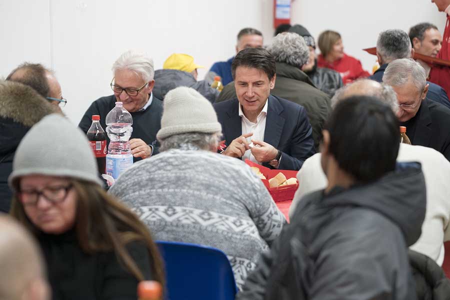 Giuseppe #Conte, coi suoi soldi, fa ciò che vuole. Quindi ben venga il 5 stelle di Cortina.

Non accetto invece che vada a farsi immortalare dal suo fotografo alle mense della Caritas, sfruttando la povertà degli altri per mero opportunismo politico. Ecco, questo no.