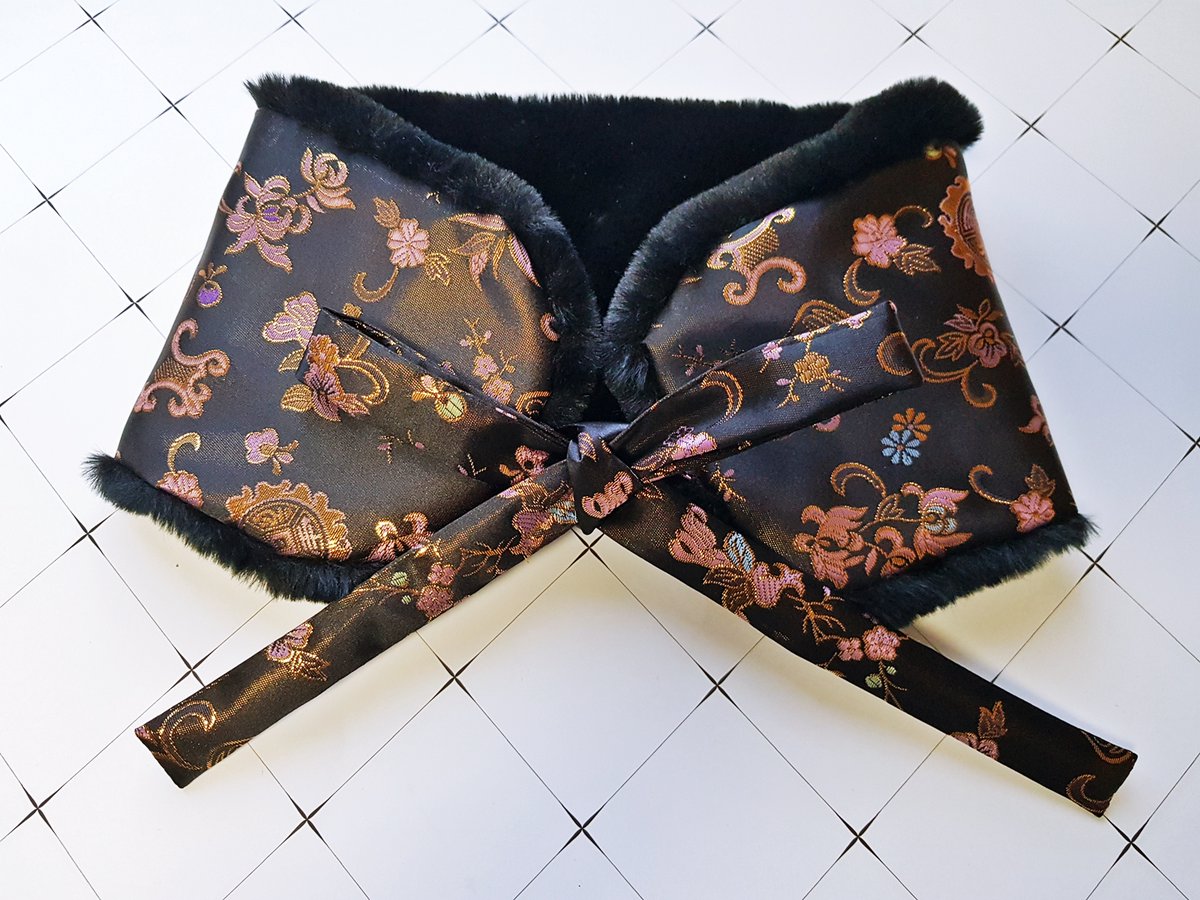 스토어에 검은색 양단 볼끼를 추가했습니다 :D
무늬양단 스크런치 검정색과 같은 천인데 사진에서 보시다시피 바탕의 검은색 아래에 금색이 깔려 있어 상당히 반짝거려요😊 금실이 한겹 더 짜여져 있어서 다른 볼끼에 쓴 울혼방 등에 비해 좀 더 빳빳한 느낌입니다. 리본도 제천으로 만들어 넣었어요💖