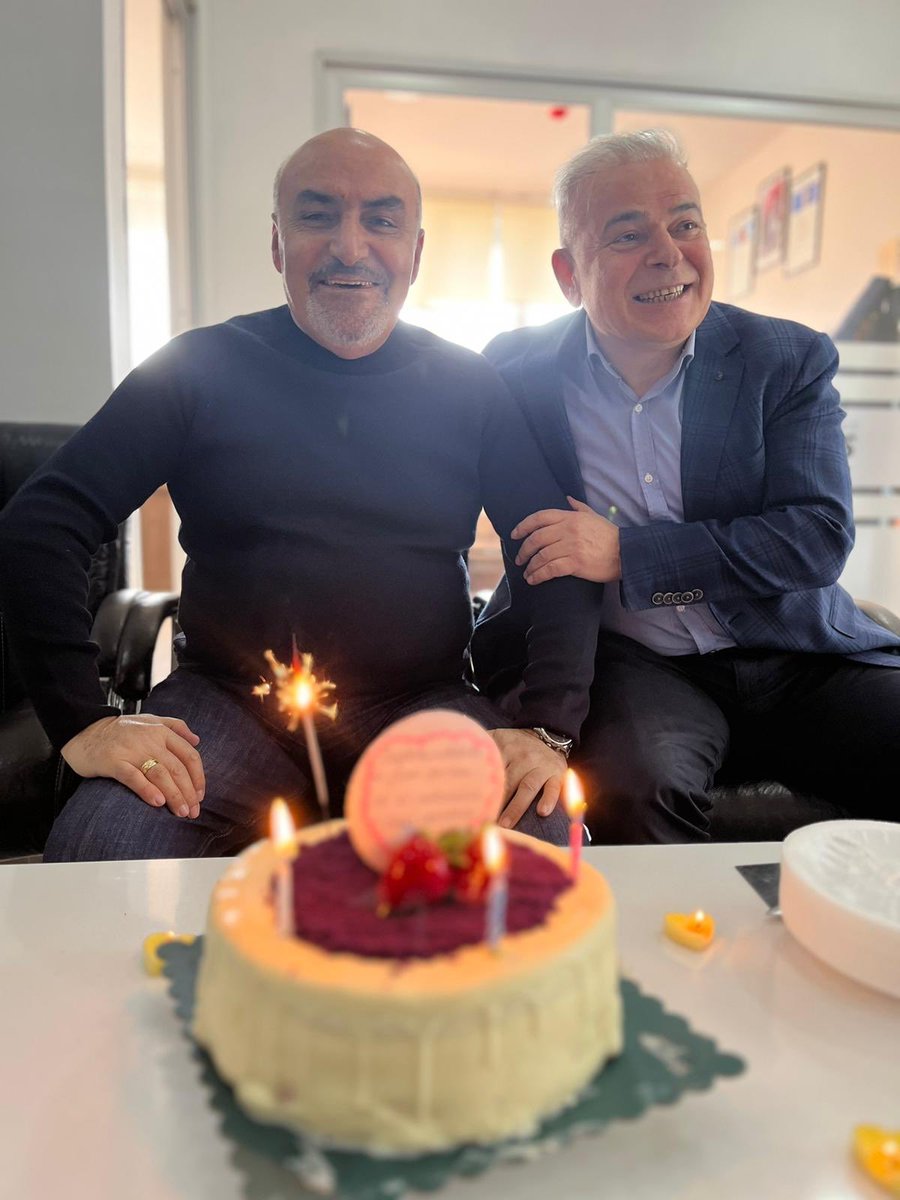 Salim Ünsal (@unsalim) on Twitter photo 30 yıl önce Eğirdir Dağ Komando okulunda başlayan kardeşliğimizi hiç bitirmeden devam ettiren sevgili mesai arkadaşım <a href="/Metintaskinn/">Metin Taşkın</a> doğum günümüzü de unutmamış. Var mı asker arkadaşlığı gibisi🙏🎂🎉 30 yıl önce Eğirdir Dağ Komando okulunda başlayan kardeşliğimizi hiç bitirmeden devam ettiren sevgili mesai arkadaşım <a href="/Metintaskinn/">Metin Taşkın</a> doğum günümüzü de unutmamış. Var mı asker arkadaşlığı gibisi🙏🎂🎉