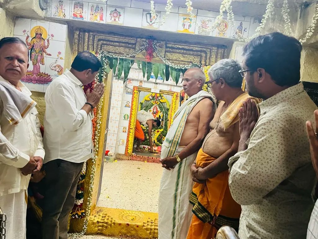 jdsitwing134's tweet photo. ವೈಕುಂಟ ಏಕಾದಶಿಯ ಪುಣ್ಯದಿನವಾದ ಇಂದು ಕೊರಟಗೆರೆ ವಿಧಾನಸಭಾ ಕ್ಷೇತ್ರದ ಜನಪ್ರಿಯ ಮಾಜಿ ಶಾಸಕರಾದ ಪಿ.ಆರ್.ಸುಧಾಕರ್ ಲಾಲ್ ರವರು ಹೊಳವನಹಳ್ಳಿ ಹೋಬಳಿಯ, ಅಕ್ಕಿರಾಂಪುರ ಗ್ರಾಮದ ಶ್ರೀವೆಂಕಟರಮಣ ಸ್ವಾಮಿಯ ದೇವಾಲಯಕ್ಕೆ ಮತ್ತು ಪುರವರ ಹೋಬಳಿಯ, ಬ್ಯಾಲ್ಯ ಗ್ರಾಮದ ಶ್ರೀವೆಂಕಟರಮಣ ಸ್ವಾಮಿಯ ದೇವಾಲಯಕ್ಕೆ ಬೇಟಿ ನೀಡಿ ದೇವರ ದರ್ಶನ ಪಡೆದರು
#ekadashi https://t.co/owQcuUudlx