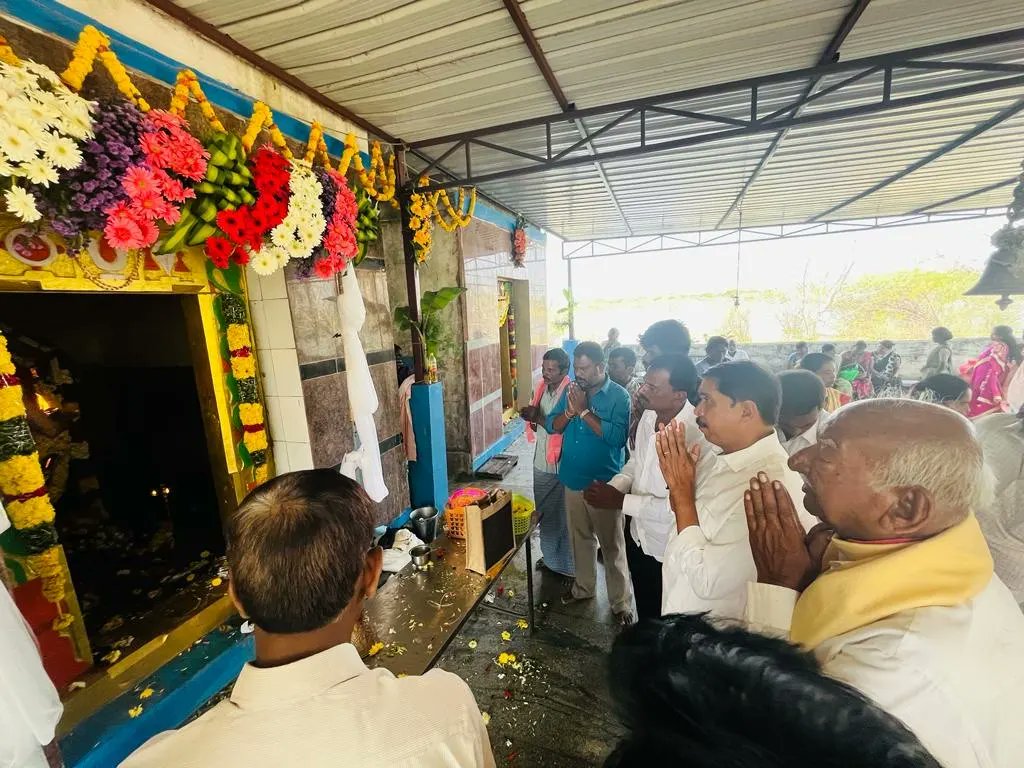 jdsitwing134's tweet photo. ವೈಕುಂಟ ಏಕಾದಶಿಯ ಪುಣ್ಯದಿನವಾದ ಇಂದು ಕೊರಟಗೆರೆ ವಿಧಾನಸಭಾ ಕ್ಷೇತ್ರದ ಜನಪ್ರಿಯ ಮಾಜಿ ಶಾಸಕರಾದ ಪಿ.ಆರ್.ಸುಧಾಕರ್ ಲಾಲ್ ರವರು ಹೊಳವನಹಳ್ಳಿ ಹೋಬಳಿಯ, ಅಕ್ಕಿರಾಂಪುರ ಗ್ರಾಮದ ಶ್ರೀವೆಂಕಟರಮಣ ಸ್ವಾಮಿಯ ದೇವಾಲಯಕ್ಕೆ ಮತ್ತು ಪುರವರ ಹೋಬಳಿಯ, ಬ್ಯಾಲ್ಯ ಗ್ರಾಮದ ಶ್ರೀವೆಂಕಟರಮಣ ಸ್ವಾಮಿಯ ದೇವಾಲಯಕ್ಕೆ ಬೇಟಿ ನೀಡಿ ದೇವರ ದರ್ಶನ ಪಡೆದರು
#ekadashi https://t.co/owQcuUudlx