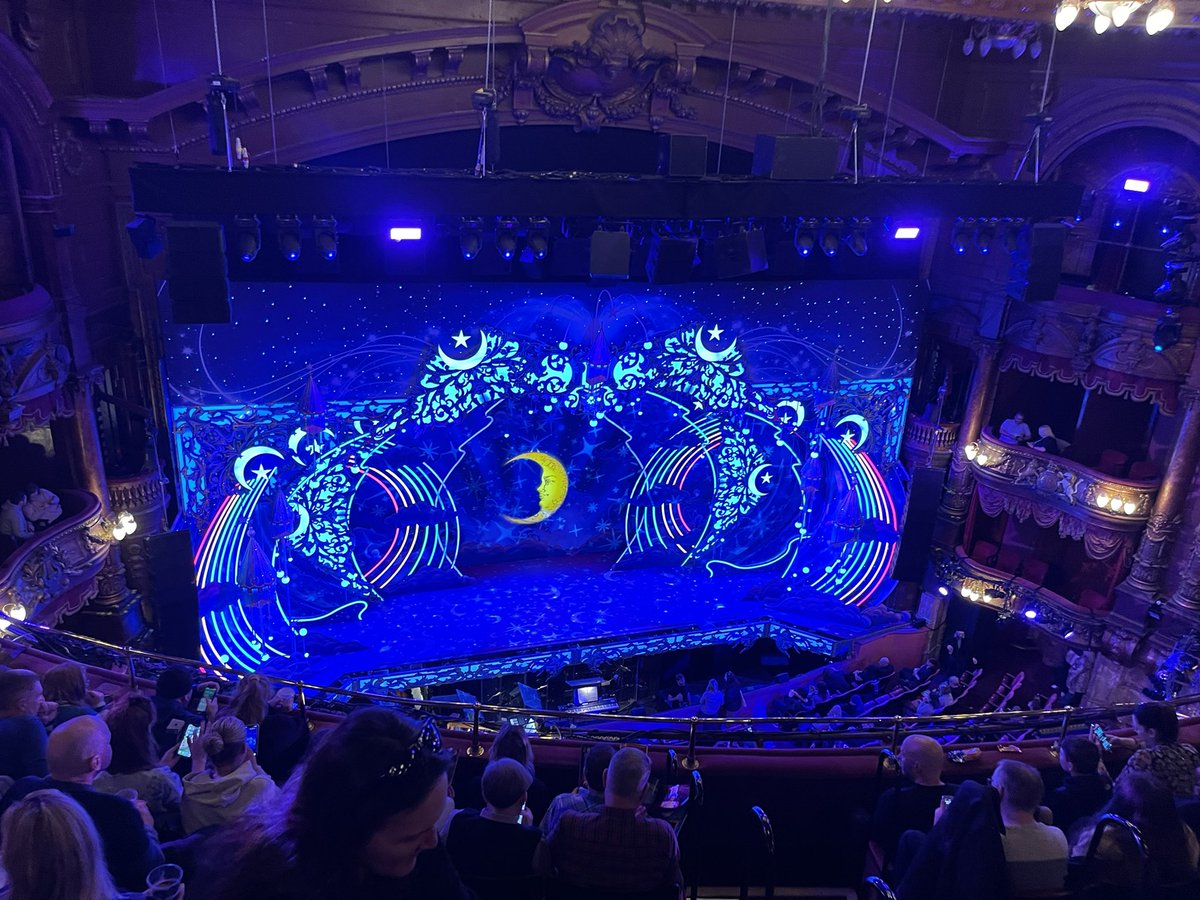 I’m SO EXCITED for this. #jackandthebeanstalk with Julian Clary and Dawn French arghhhh!!!!! 😃😃😃😃😃