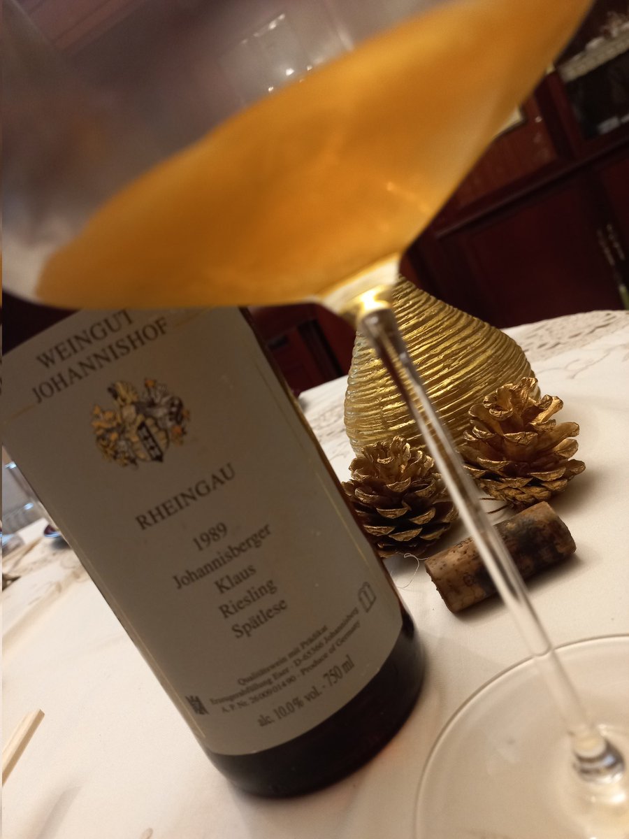 susublanca's tweet photo. Un "madurito" de 34 años, que enamora sólo con ver el color🧡🧡 Fragante , envolvente,ese membrillo suave y miel y un final más seco con algún toque sutil de pimienta.🙄 In love!!!!❤️❤️ Buen final del 2022✌️
#enelsursepierdeelnorte #riesling
#spatlese #johannisbergerklaus https://t.co/IUMl3ZyThF