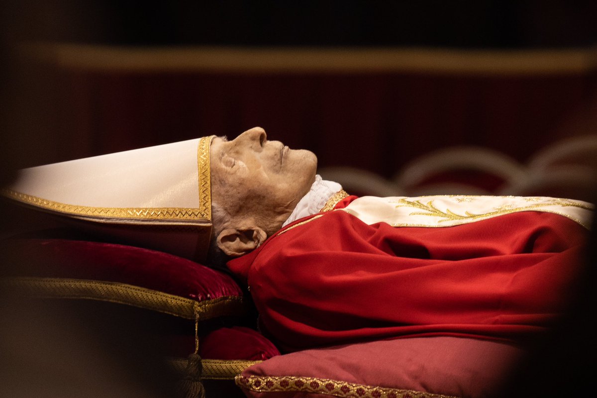 marialangaricac's tweet photo. Siempre quise saludar al papa #BenedictoXVI, hoy tengo la oportunidad de rezar frente al cuerpo del más grande teólogo de los últimos tiempos y futuro doctor de la Iglesia, poco valorado socialmente. https://t.co/SOUhcU3NMW
