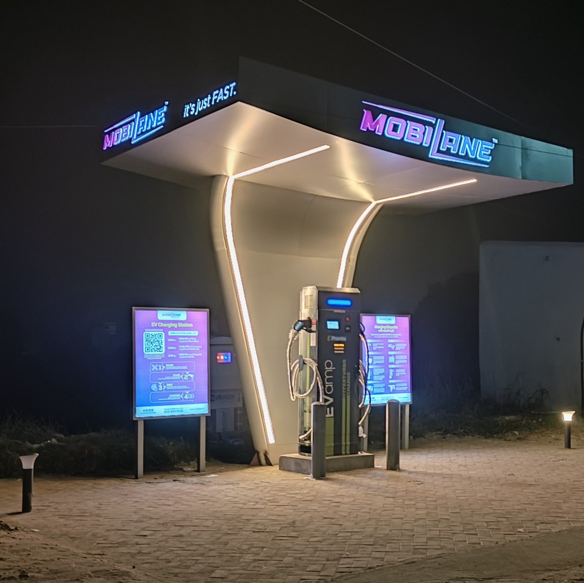 parvevamp's tweet image. How beautiful do you think @MobiLaneNetwork EV Charging station looks like?

#mobilanenetwork powered by @EVampTech

#evcharging #evcharger #electricvehicle #evstation #evchargingstation #renewableenergy