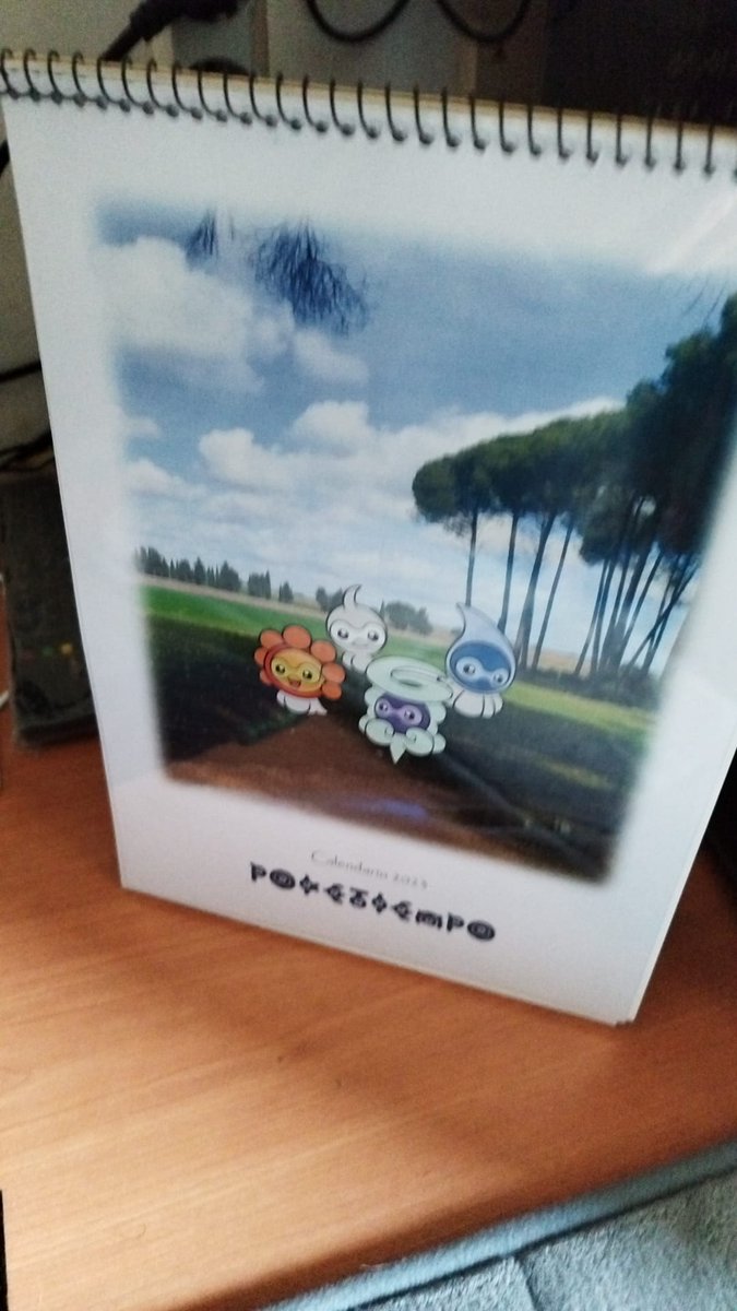 AGamerMilf's tweet photo. Por fin le ha llegado a mi señora madre el calendario que le pedí a @poke_tiempo !!

Se ha retrasado por cosas mías, pero ha caído estupendo como regalo adelantado de Reyes.
Está toda feliz con sus Pikachus.

Os recomiendo echarle un ojo a sus productos! ☺️ https://t.co/aumYIIpak4