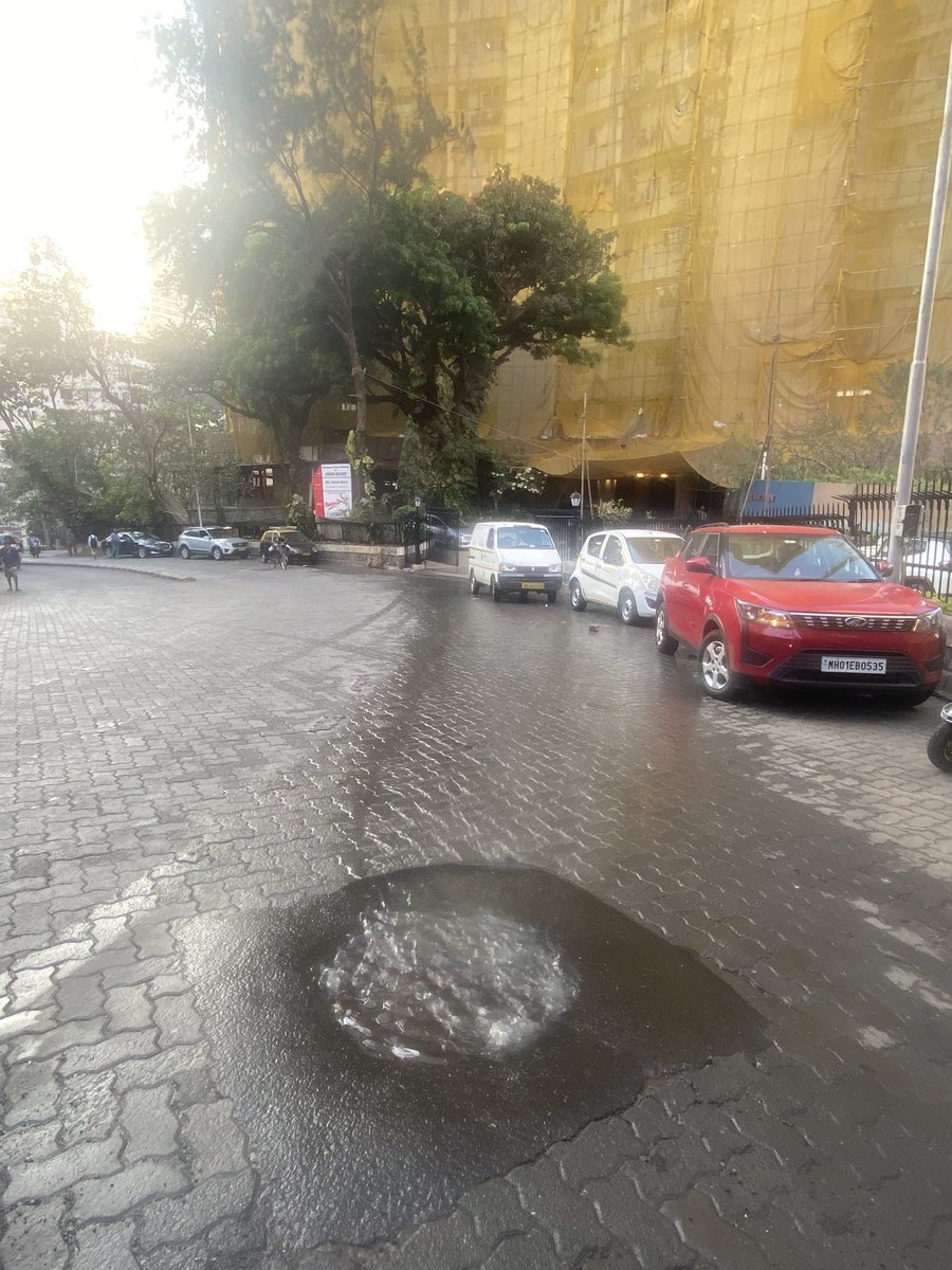 radhikakumar92's tweet photo. @mybmc @mybmcWardD urgent - there’s a major water leakage on LD Ruparel Marg, outside of Manek building. Can somebody look into it? Is there a number I can call to report it? It is a hazard to pedestrians and vehicles https://t.co/rxIL4n6Vje