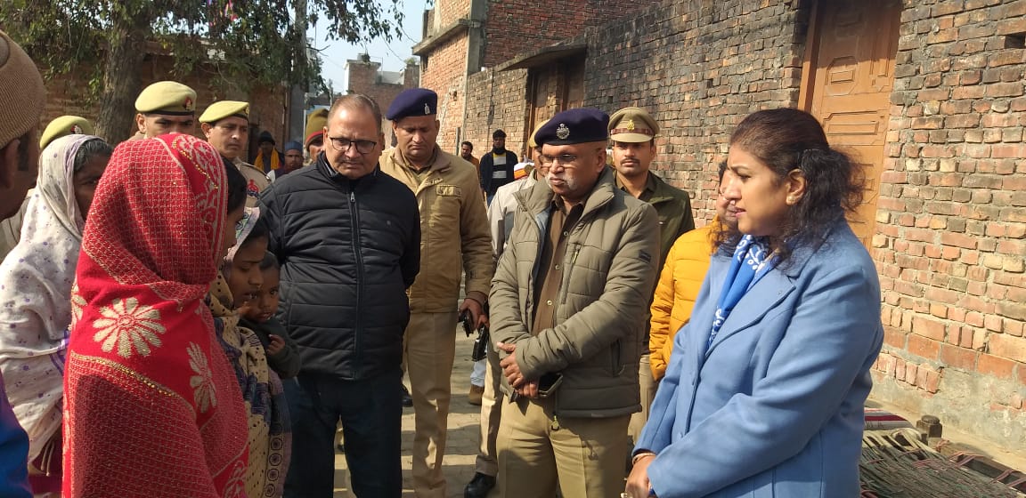dmshravasti's tweet photo. जनपद के गिलौला थाना क्षेत्रांतर्गत 2 व्यक्तियों के असामयिक निधन की सूचना मिलने पर परिवारीजन से मिलकर उनका कुशल क्षेम लिया गया तथा हरसंभव सहायता दिए जाने का आश्वासन दिया गया। @ChiefSecyUP @CMOfficeUP @UPGovt @InfoDeptUP @InfoUPFactCheck @homeupgov https://t.co/uS8YZxiTwv