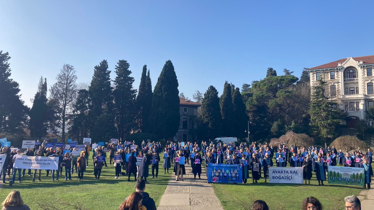 494. nöbet: Tam iki yıl doldu; üçüncü yıla girdik. Hep birlikte bir kez daha tekrar ettik: İlkelerimizden vaz geçmeyeceğiz, üniversiteyi koruyacağız, kabul etmeyeceğiz, vaz geçmeyeceğiz.
📷 <a href="/myarkint/">Yarkın</a>