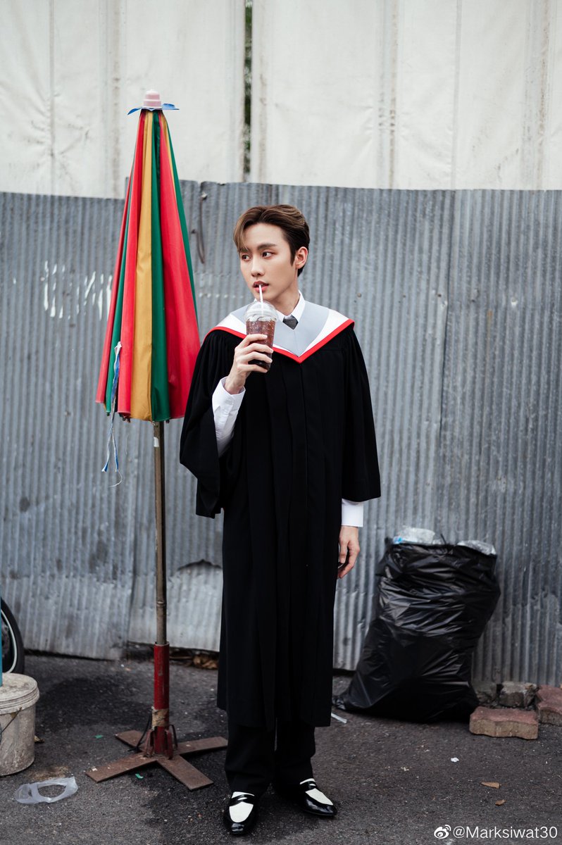 apioopia's tweet photo. SWUの校章の前のやつ最高なのでは？
#MSIWAT
#SiwatGraduation
cr.Marksiwat30 https://t.co/3k1FI2iwzp