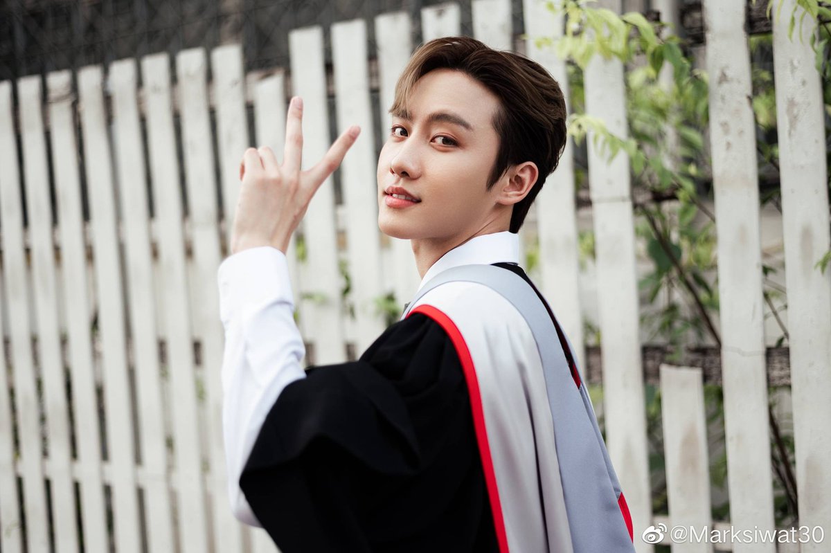 apioopia's tweet photo. SWUの校章の前のやつ最高なのでは？
#MSIWAT
#SiwatGraduation
cr.Marksiwat30 https://t.co/3k1FI2iwzp
