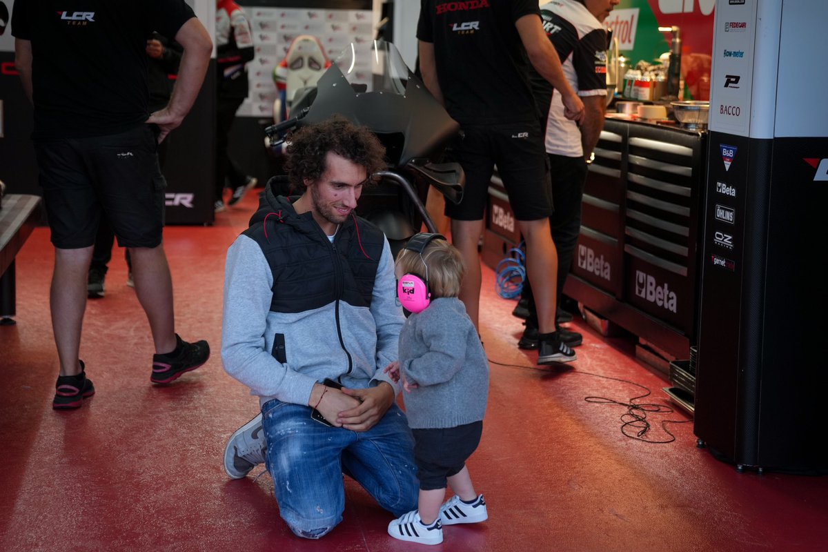 Rins42's tweet photo. Lucas and I sharing the first impressions on the bike 😍 We like it! 💪🏻 Lucas y yo compartiendo las primeras impresiones sobre la moto 😍 Nos gusta! 💪🏻 @lcr_team 

#MotoGP #42ins #Honda #ValenciaTest #Throwback

📸 @NikiKovacs https://t.co/SbMe4JvabP