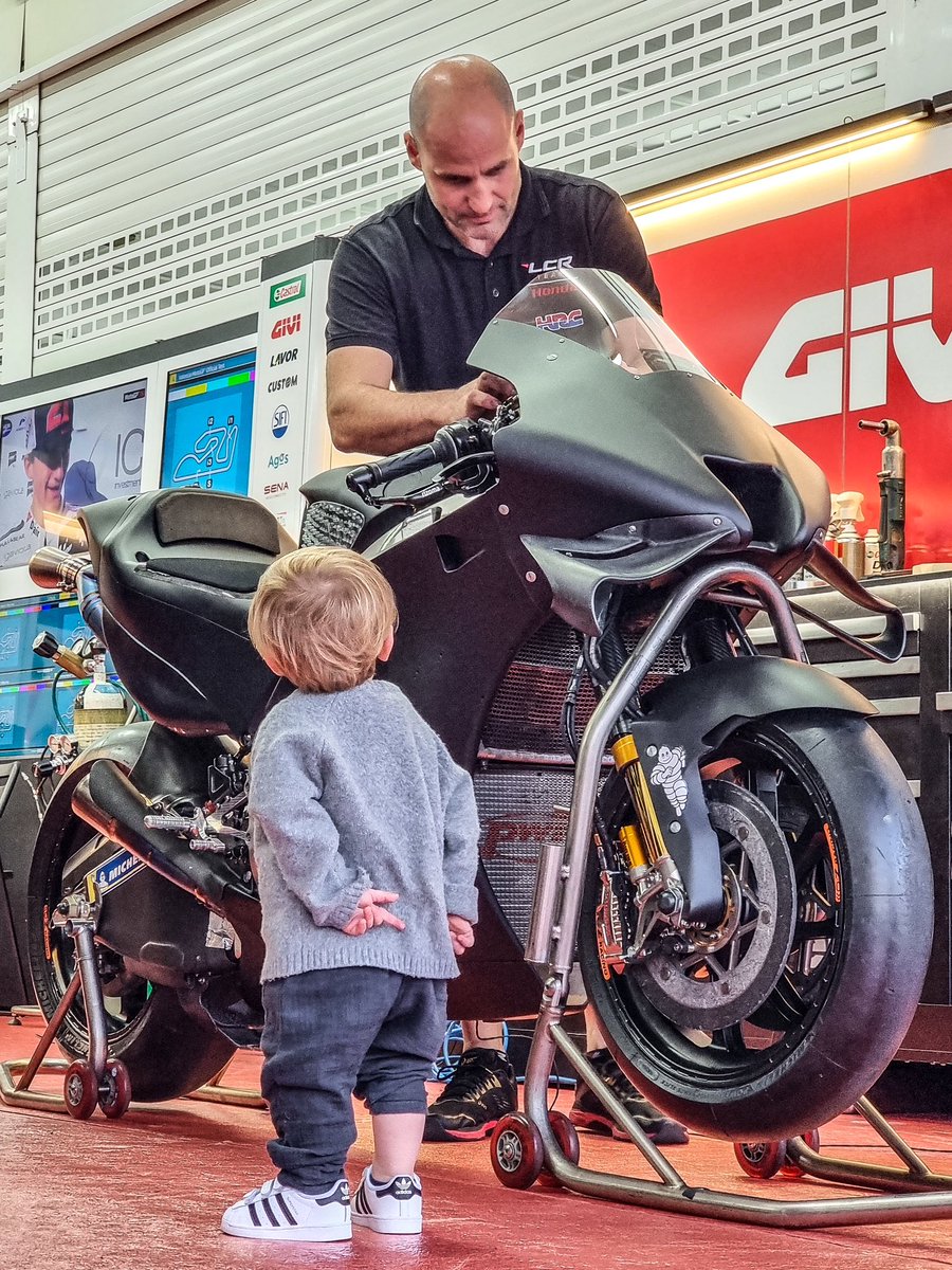 Rins42's tweet photo. Lucas and I sharing the first impressions on the bike 😍 We like it! 💪🏻 Lucas y yo compartiendo las primeras impresiones sobre la moto 😍 Nos gusta! 💪🏻 @lcr_team 

#MotoGP #42ins #Honda #ValenciaTest #Throwback

📸 @NikiKovacs https://t.co/SbMe4JvabP