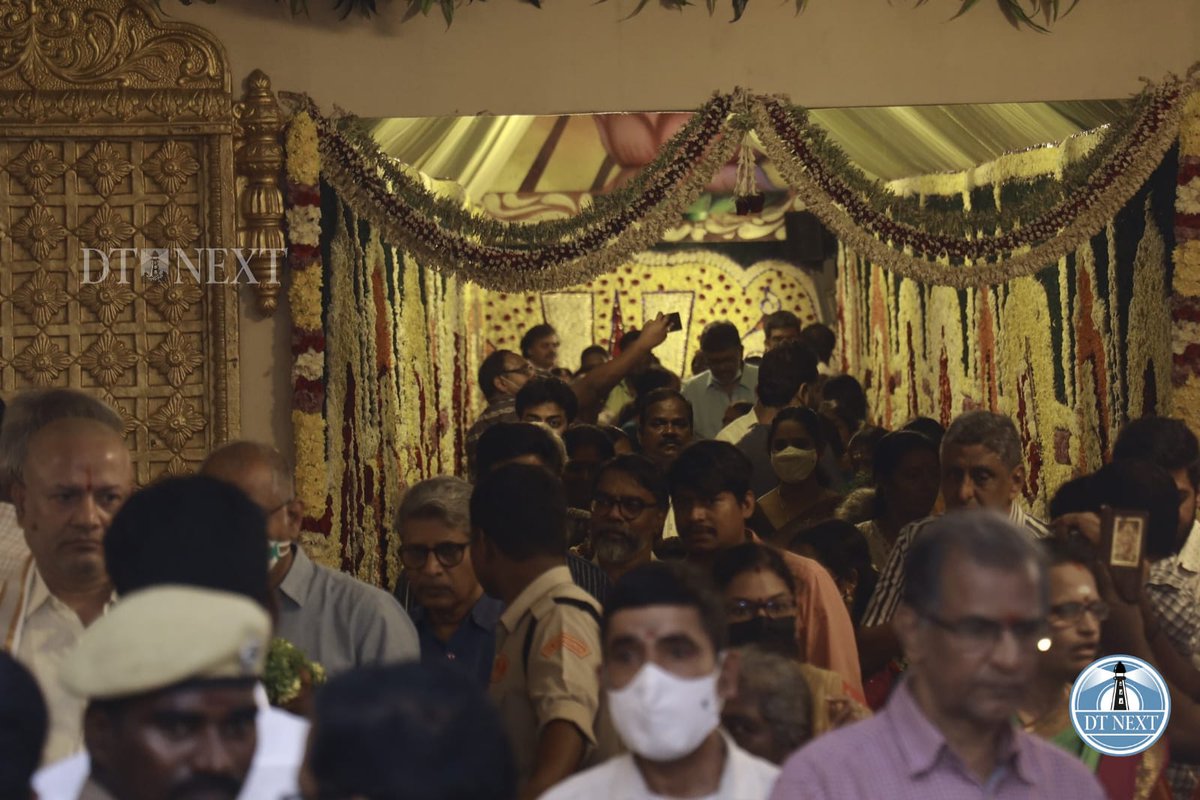 dt_next's tweet photo. After the recent outbreak of the covid variant, Chennai city people can be seen wearing masks in public spaces.

📷 Siva karthi V

#masks #safetymasks #facemasks #Public #Chennai #covid #CovidIsNotOver #Covid_19 https://t.co/9Xv50gQTBI