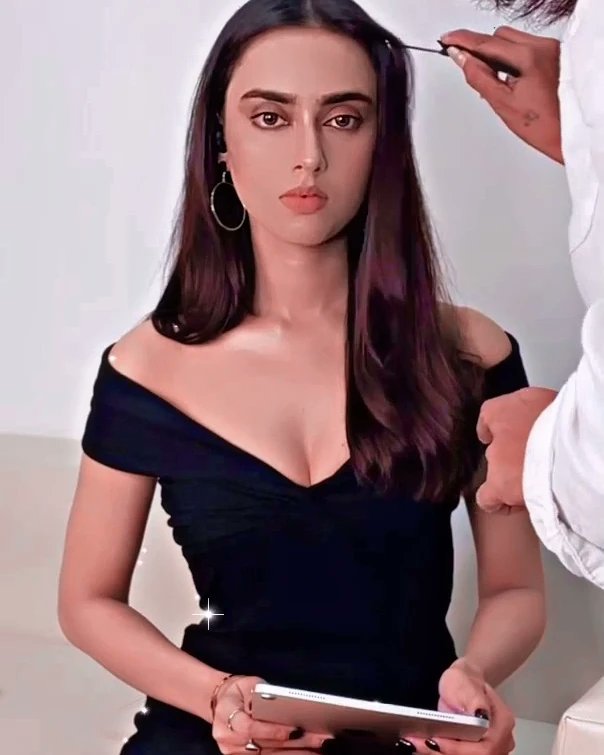 LittleSakshma's tweet photo. She is so powerful with black dress 🖤🖤 so stunning 💜
@SakshmaSr https://t.co/qP7vdmr1Uw