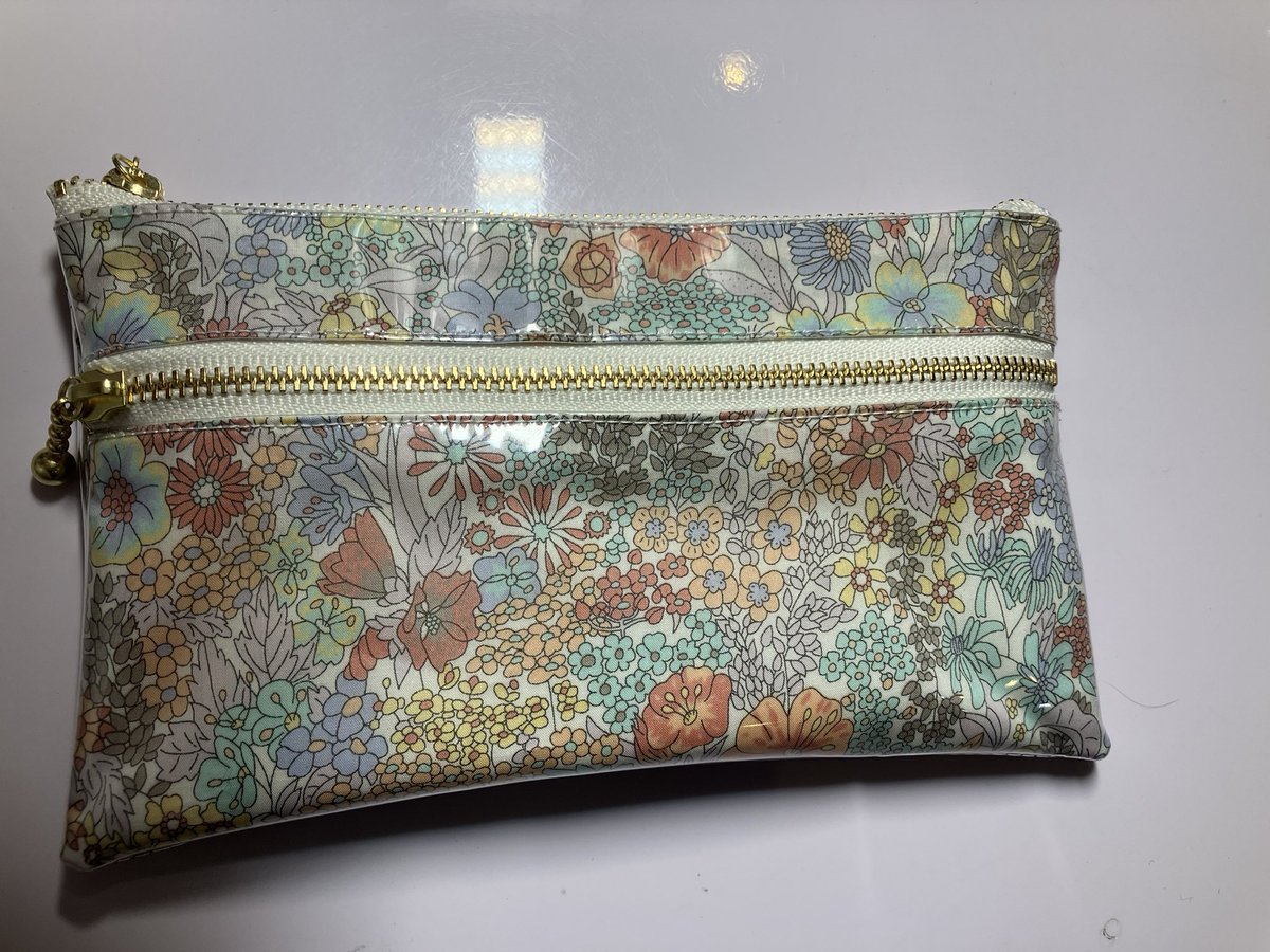 arrm8515's tweet photo. 今年初製作　リバティのお財布。表が抗菌ビニールで裏がナイロン。型崩れしにくく汚れずらいです。 https://t.co/Y0ofkedDgK
