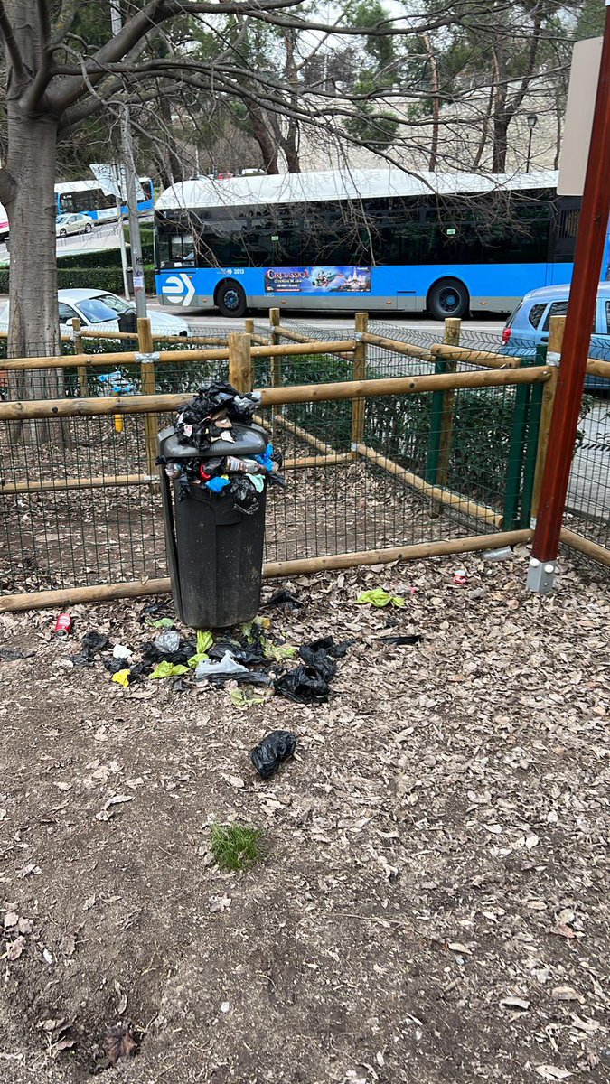 marikaflor's tweet photo. @MADRID @Lineamadrid @AlmeidaPP_ hace más de 2 semanas que este parque de perros de la calle Segovia está así. Esto es una vergüenza. Y luego el problema es que la gente no recoge las mierdas… los tweets se responden al minuto, pero las calles siguen sucias https://t.co/661rHgLVHG