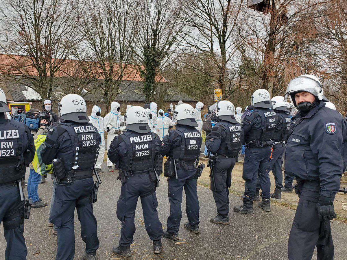 LuetziTicker22's tweet photo. 📢 #LageUpdate 

Polizei versucht immer noch, das Holztor zu räumen. Es gibt Handgreiflichkeiten und Festnahmeversuche von der Polizei. Laut EA ist eine Person verletzt und auf dem Weg ins Krankenhaus. Kommt nach #Lützerathlebt! Support wird in #Lützi und im UAC benötigt 😊❤️ https://t.co/lbdTxLo3qA