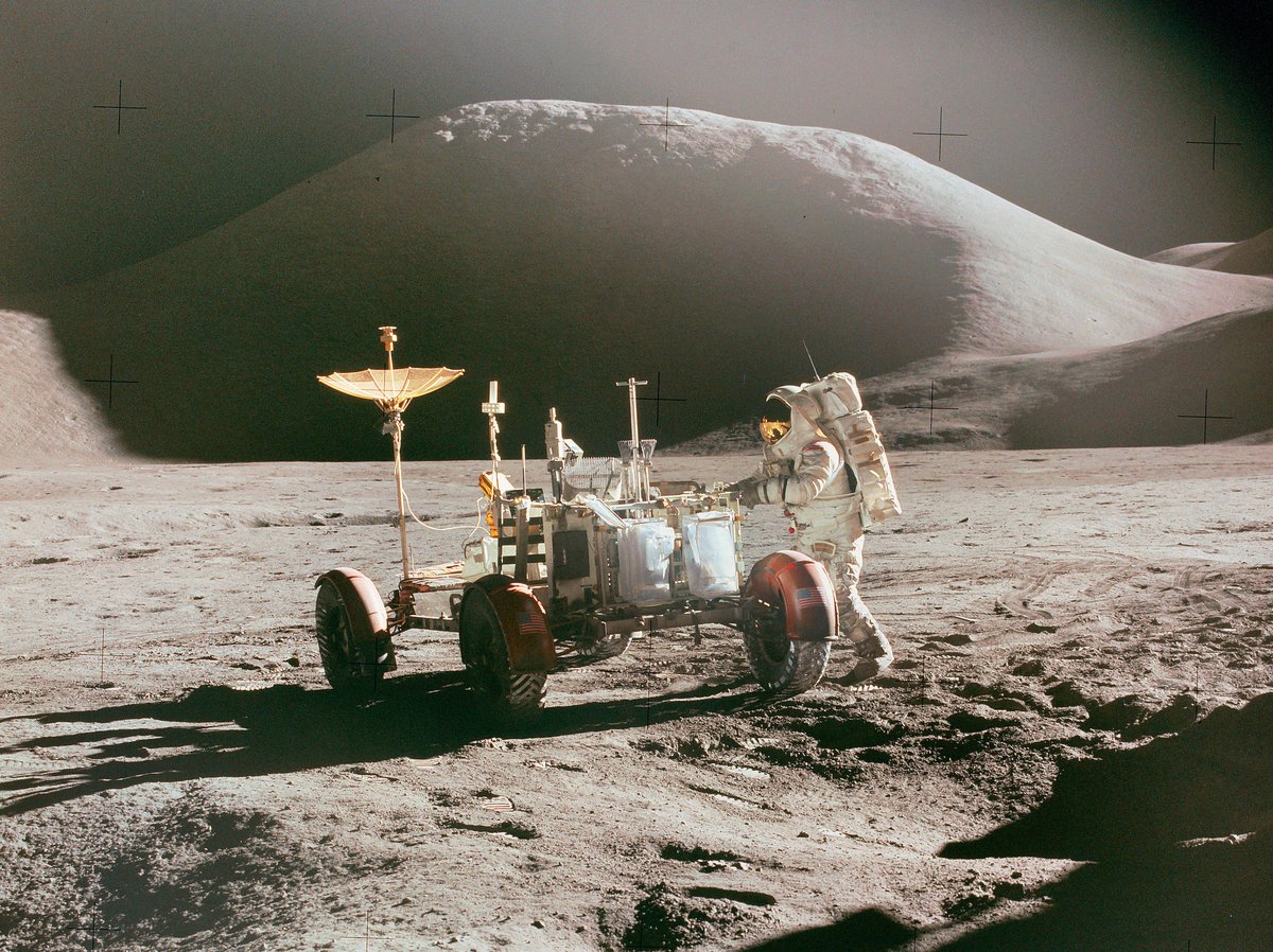 moonshotbot's tweet image. 🌜🌝🚀
Apollo 15 astronaut Jim Irwin stands at the Lunar Rover, with Mt. Hadley as a backdrop, in this image taken by
🌚🌛🌙
 flickr.com/photos/project…