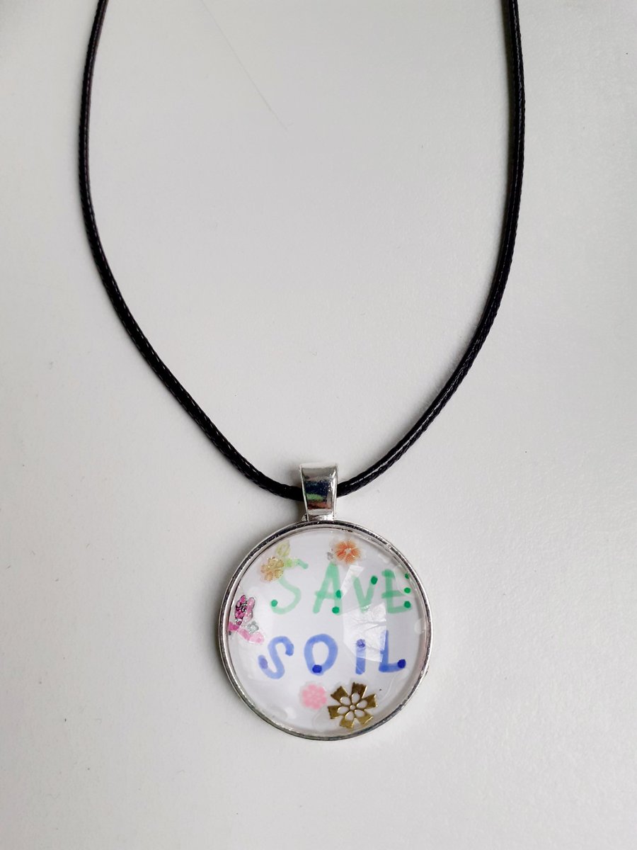 GuzelKham's tweet photo. A wonderful 6-year old child created this beautiful #SaveSoil necklace💙
Let's ensure our children's wellbeing and support the #SaveSoilMovement!
#SoilChallenge @cpsavesoil https://t.co/bJw4Rb00wd
