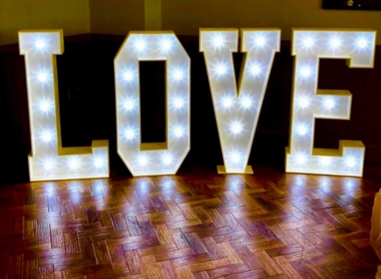 Love letters available to hire on there own or as a package!🎉🥳🎈💫🍾ar!!!!
We are ready for #saundesersevents#birmingham #sequinwall #weddingballoons #birthdayinspiration #birthdayballoons  #neon #eventplannerlife #llovemyjob
