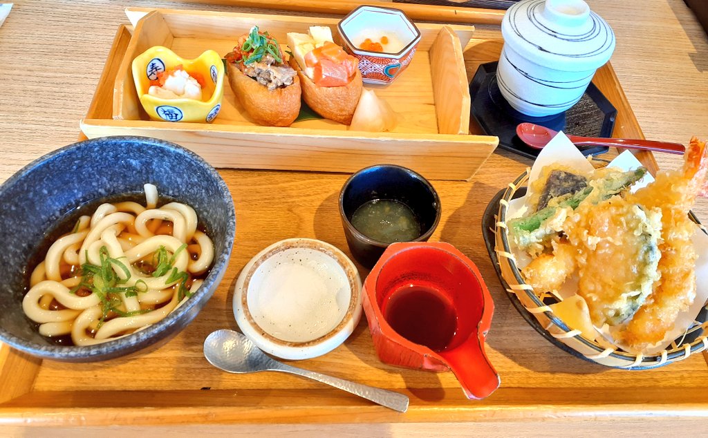 「毎年恒例のスパジャポです!せっかく流した塩分をまたラーメンで補給してるとこ 」|でこのイラスト