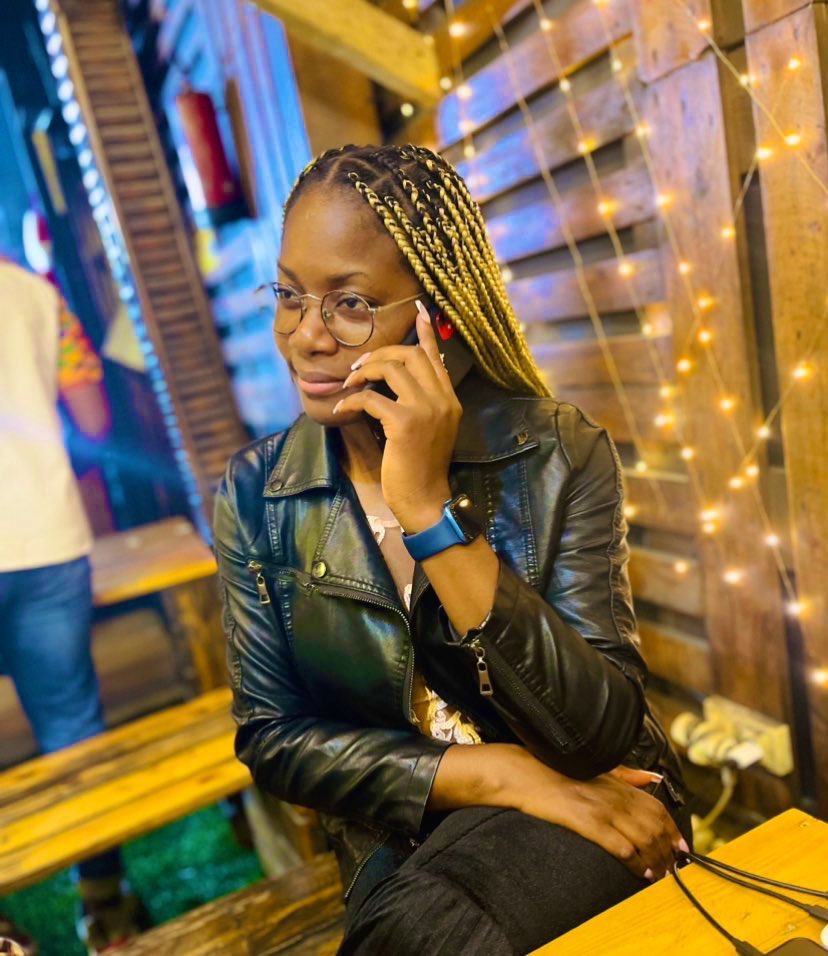 J'ai discuté avec Dieu au téléphone, il m'a dit que cette nouvelle année sera pleine de grâce pour toi alors prépare toi à recevoir le fruit de tes efforts.
 Heureuse année 🎆🎁