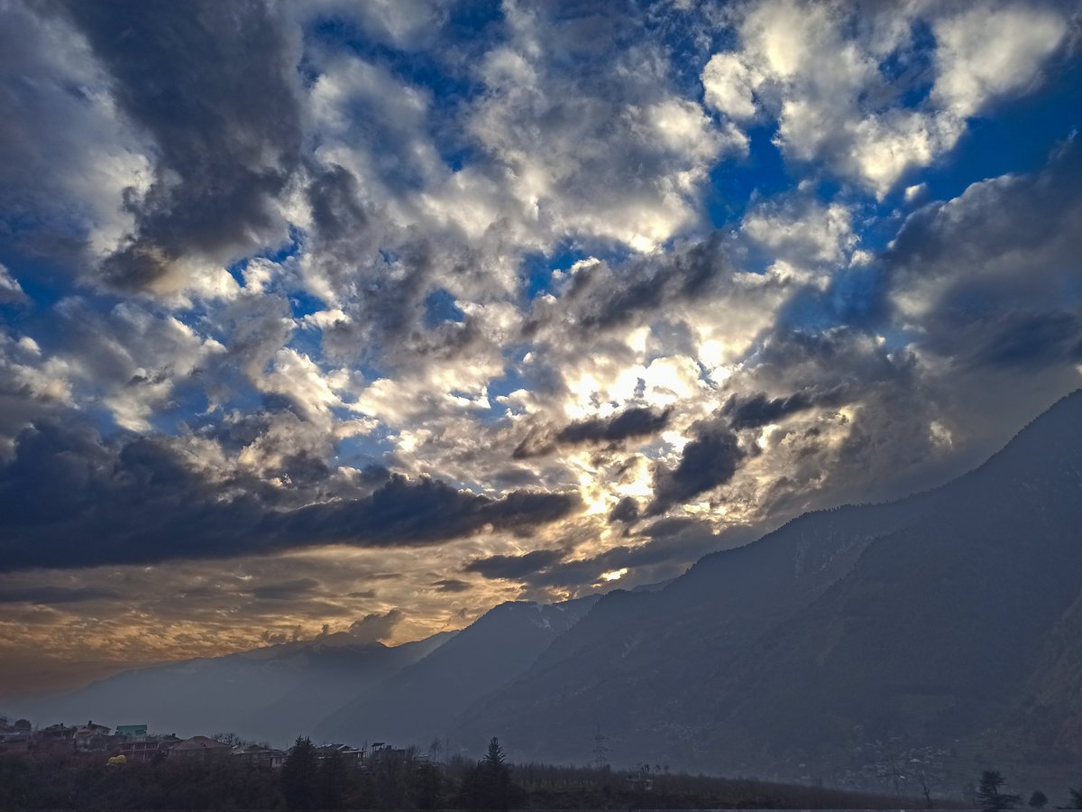 PinguSinatra's tweet image. Souls don&apos;t #hurl towards anonymity
Rather speak in the lingo 
Of what&apos;s left unsaid 
Forever wanting  to rain blessings over those 
Whose dreams may shatter
Like theirs 
#vss365 
@ThePhotoHour 
@StormHour 
My 📸 , today evening from terrace