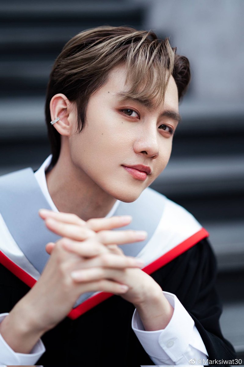 marksiwat_jfc's tweet photo. Mark weibo up

2023新年快乐～🙏🖤

#MSIWAT
#SiwatGraduation https://t.co/YWQBzaJjYw