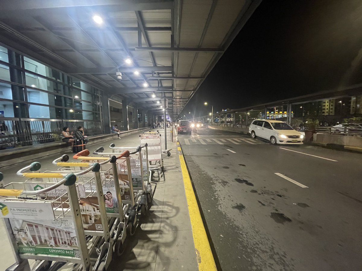 13thFool's tweet photo. Yung ultimate hack sa NAIA is huwag ka sa Arrival Gates mag-book at mag-abang ng Grab o taxi, akyat ka sa Departure floor at doon ka sa Gate 6. You’re welcome.

Ayun, in 15 minutes, I got my ride. 😜 https://t.co/v05g98I6ZQ