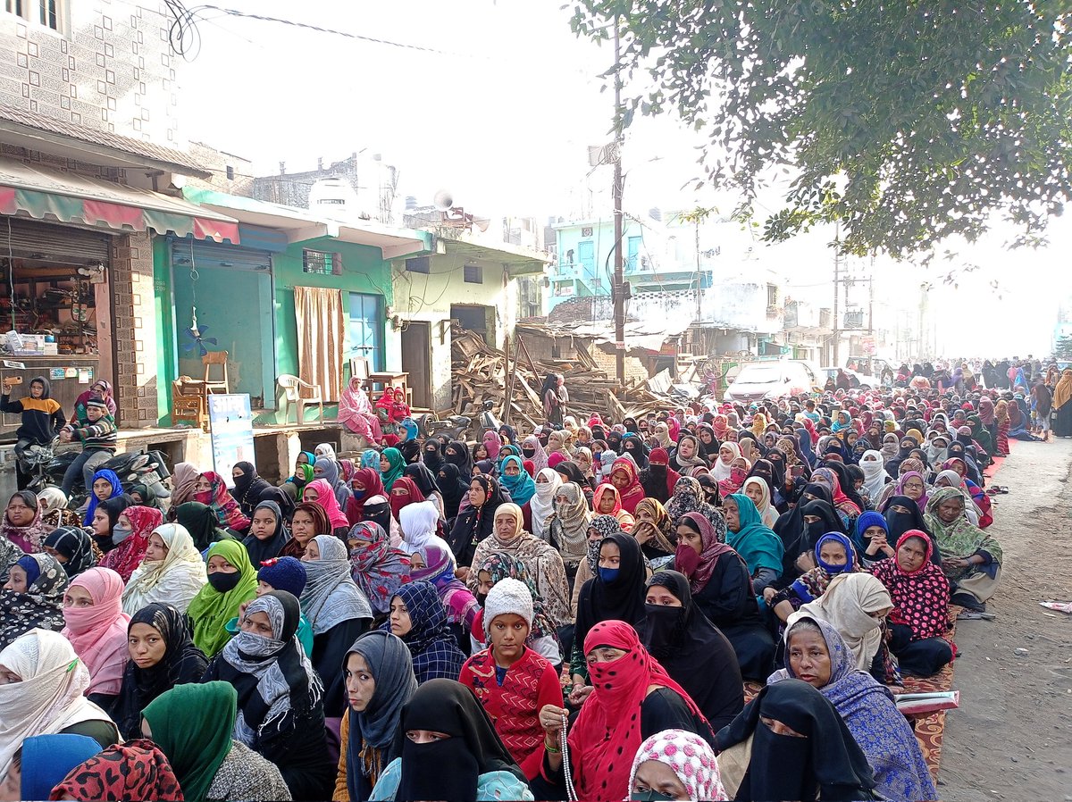 Sumedhapal4's tweet photo. 📌 GROUND REPORT.
 #Haldwani prayers and symbolic protests ongoing against the HC order calling for an eviction of over 4,000 homes affecting over 50k+ people.  Case to be heard in SC on 5th Jan. Full report out soon. https://t.co/jwQl2kij7u