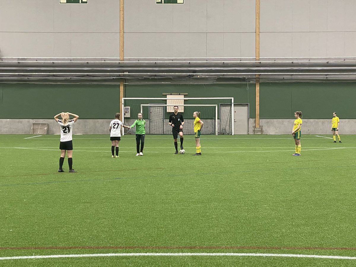 Kuvia <a href="/TPV1930/">Tampereen Pallo-Veikot</a> järjestämästä perinteisestä Välipäiväturnauksesta, jossa TEK:n erotuomarit olivat tositoimissa vuoden 2022 viimeisinä päivinä. #välipäiväturnaus #erotuomari