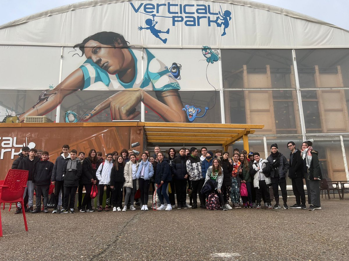 Arganda_Ayto's tweet photo. Un total de 40 chicos y chicas de 12 a 17 años han participado esta mañana en una salida al Vertical Park de Alcorcón organizada por el @EnclaveJoven. Los participantes han podido superar diferentes circuitos de equilibrio y paredes de escalada #Arganda #NavidadenArganda https://t.co/7sUsVoUlIt
