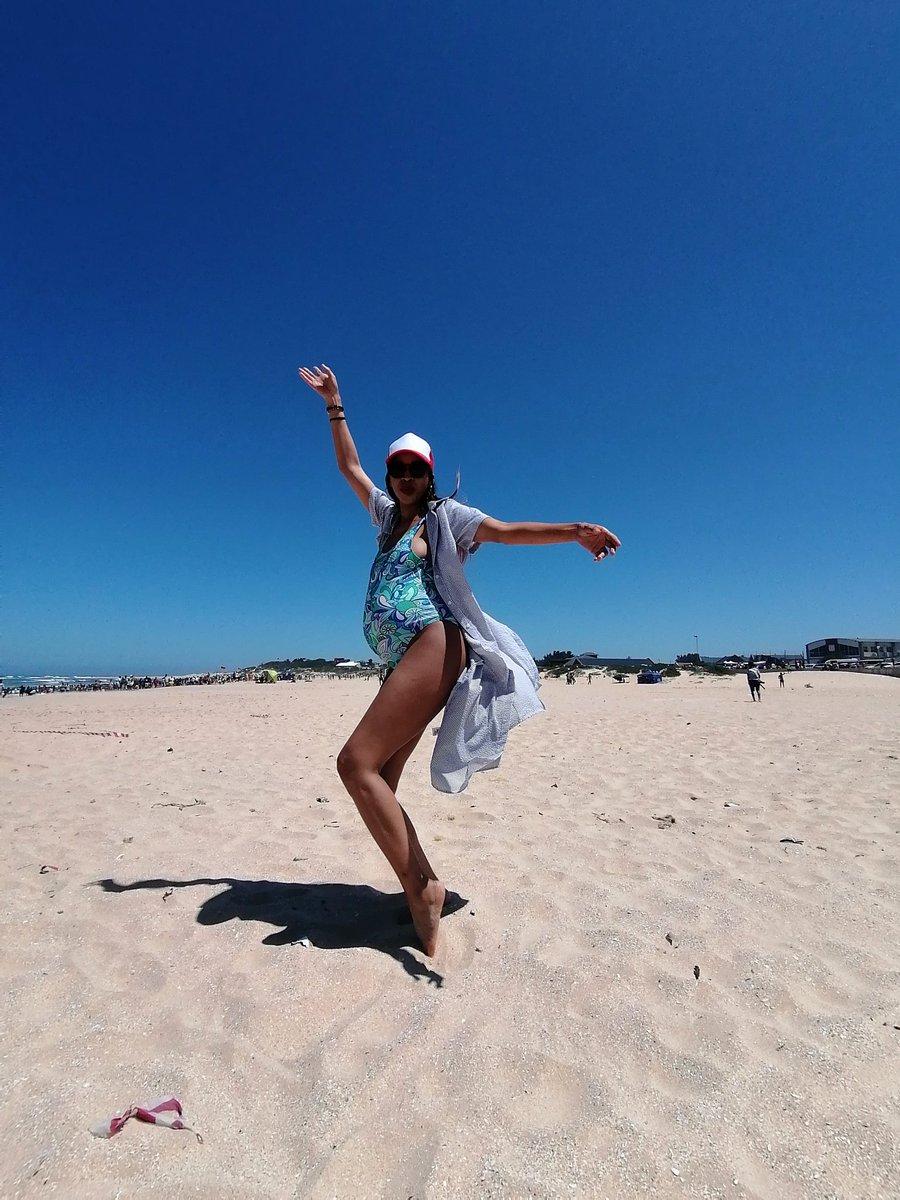 optoms's tweet photo. Beach vibez, welcome 2023 🏖️😎💕 https://t.co/gmyOoy3dum